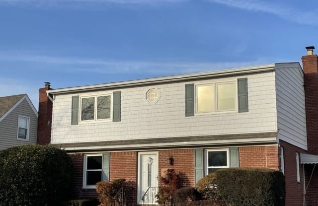 1016 Oaks Drive - 1016 Oaks Drive, Franklin Square, NY 11010