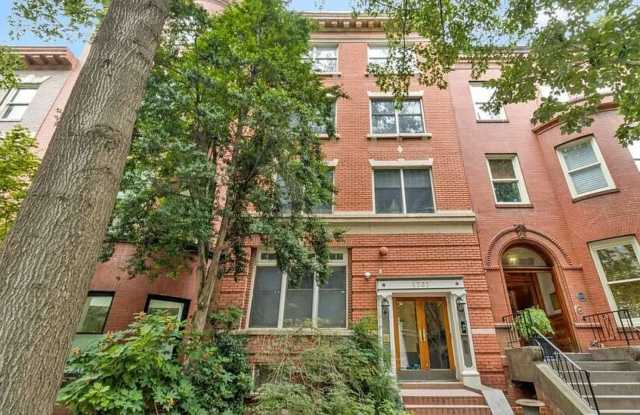 Available Now! Charming Home in the Heart of Dupont Circle Gallery 3