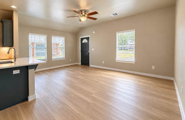 Newly Constructed 3BR/2BA Duplex in NW Lawton Gallery 4