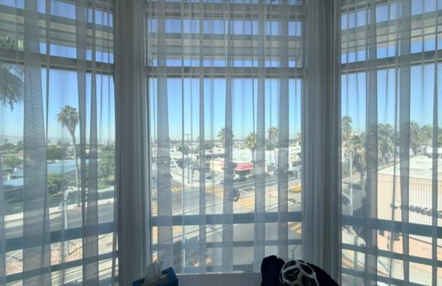 Modern Top-Floor Corner 1-Bedroom Condo in Long Beach – Available Furnished or Unfurnished Gallery 3