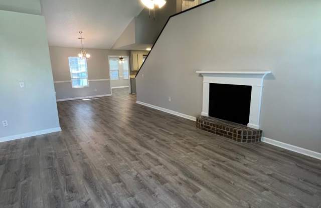 3Br 2Ba Close to Downtown Summerville Gallery 4
