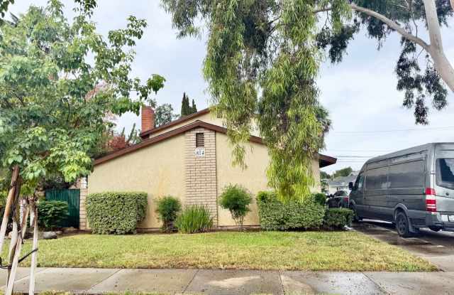 Newly Renovated Upstairs Unit – Garage & Carport Included! Gallery 1