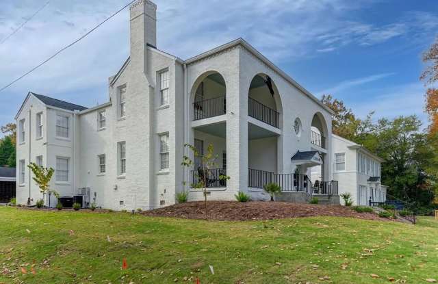 Pre-Leasing for the 26-27 School Year! - Historic Fully Renovated and Professionally Designed Building in Downtown Columbia - Apt 2 photos photos