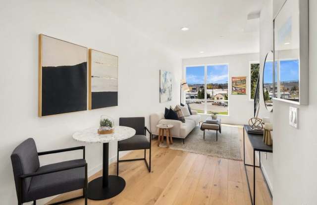 $500 OFF Move In by 11/1/26 Live/Work Townhome in the heart of Georgetown! Gallery 4