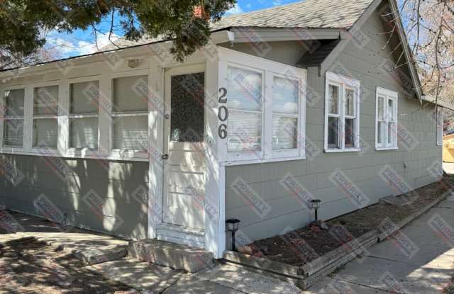 2 bedroom, 1 bath, 792 sqft single-family house - 206 East 5th Street, Gillette, WY 82716