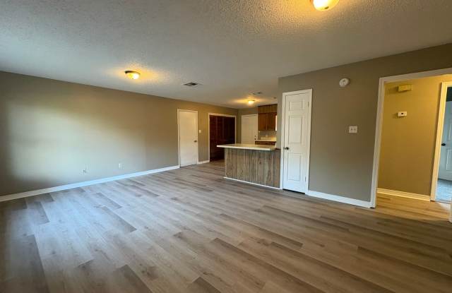 Wonderful 3 bedroom/1.5 bath with Central Air & Heat Gallery 4