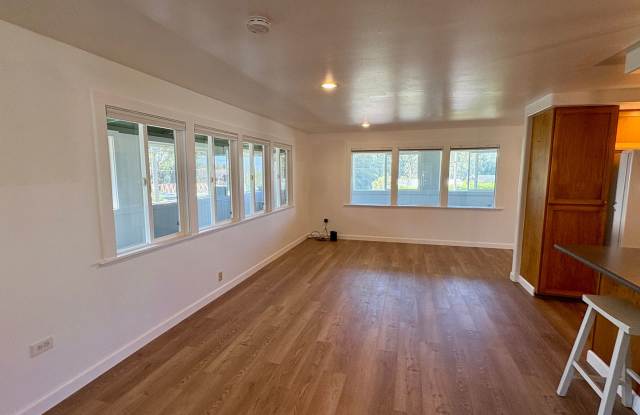Spacious and well-kept 3 bedroom 2 bath home Gallery 4