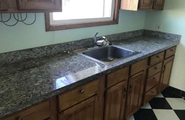 Charming 2 Bed/1 Bath Gallery 3
