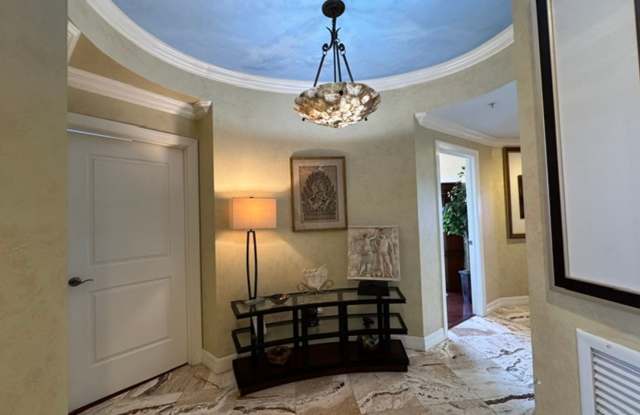 Gorgeous 4 bedroom 3 bath High-rise Condo Gallery 3