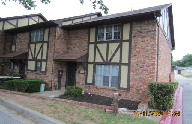 Fantastic 2 Story MacArthur Townhouse located on the eastside. Gallery 1