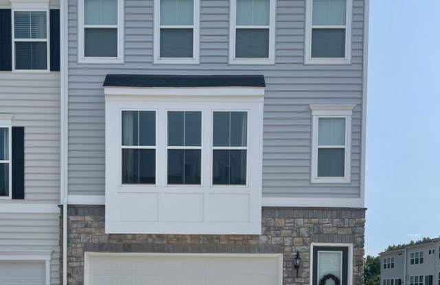 Stunning END unit 4-bedroom, 3.5-bathroom townhouse photos photos