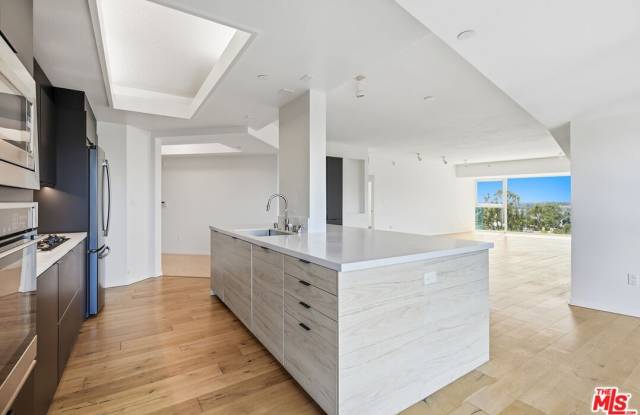 13600 Marina Pointe Dr photos photos