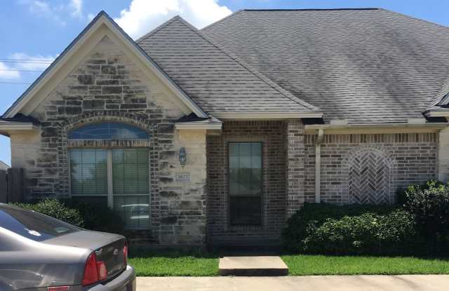 College Station - 3 bedroom / 3 bath - duplex with fenced yard and washer/dryer!! photos photos