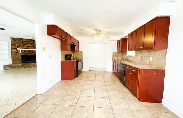 Spacious 4 Bedroom Home with Bonus Room in O'Neal Place Gallery 3