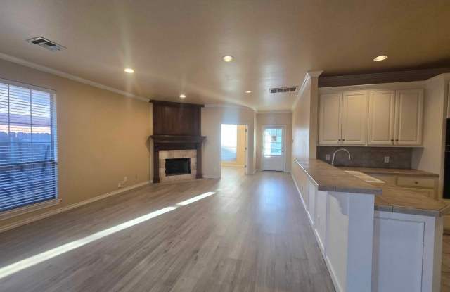 Beautiful, Spacious Duplex with Study Gallery 4
