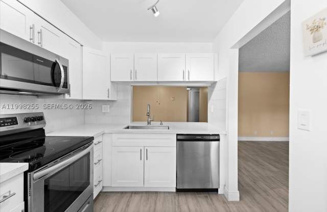 3047 N Oakland Forest Dr Gallery 3