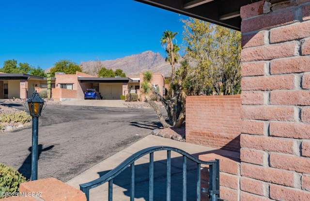 5526 N Camino Arenosa - 5526 North Camino Arenosa, Catalina Foothills, AZ 85718