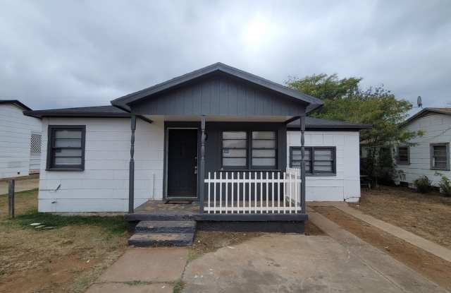 FOR LEASE 3/1 - GREAT LOCATION I-27  50TH ST photos photos