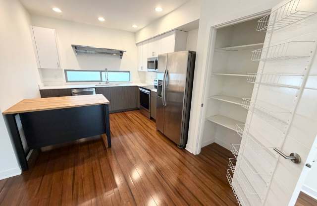 Modern Contemporary Townhome just one block from the Light Rail! Gallery 3