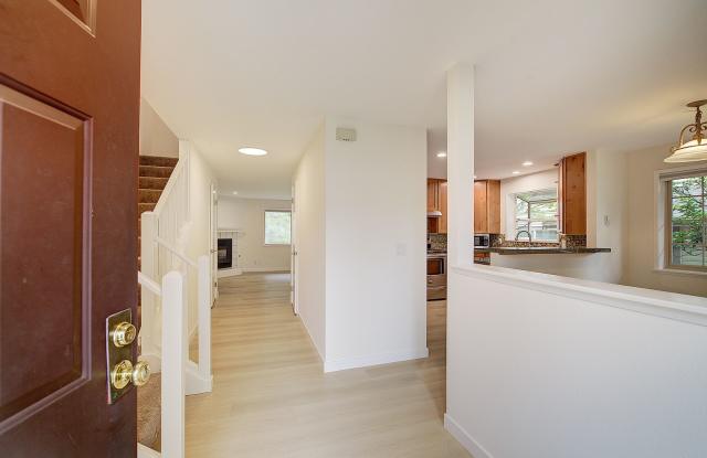 2bd/2.5ba Kirkland Townhome Gallery 4