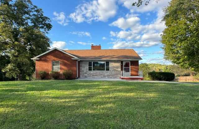 City of Maryville! 37804 - 3 bedroom, 1 bath home with many recent updates - Contact Tim Tipton 865-806-7255 - 2601 Sevierville Road, Maryville, TN 37804