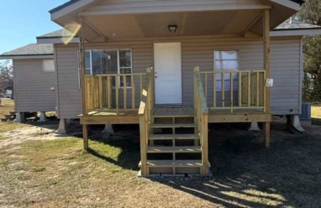 Simple  Comfortable 3 Bedroom Home in Iowa, LA with Large Yard! photos photos