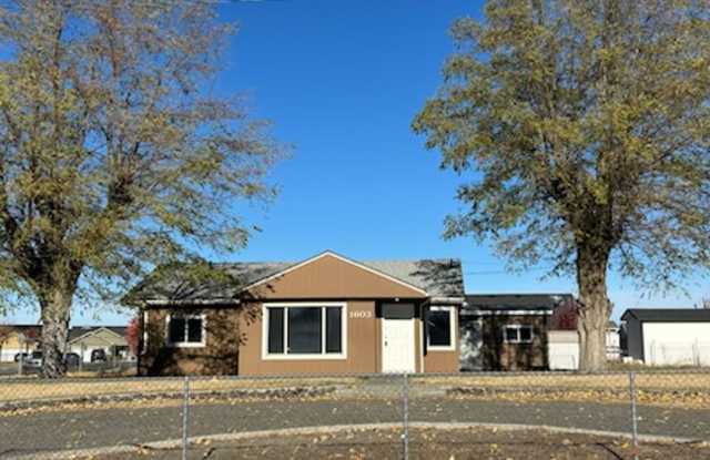 Charming 3-bedroom, 1-bathroom home located in the vibrant community of Pasco, WA. - 1603 East Parkview Boulevard, Pasco, WA 99301