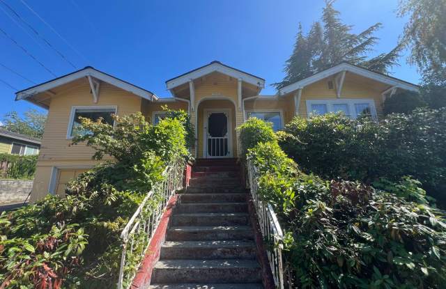 4 Bed, 2 Bath Home in York Neighborhood Gallery 1