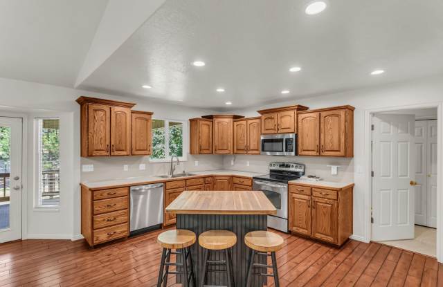 Spacious 5 Bed Kaysville Home with 3-Car Garage Gallery 4