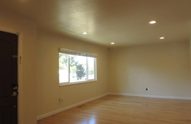 3 bed/2 bath Single family home, dual pane windows, A/C Gallery 4
