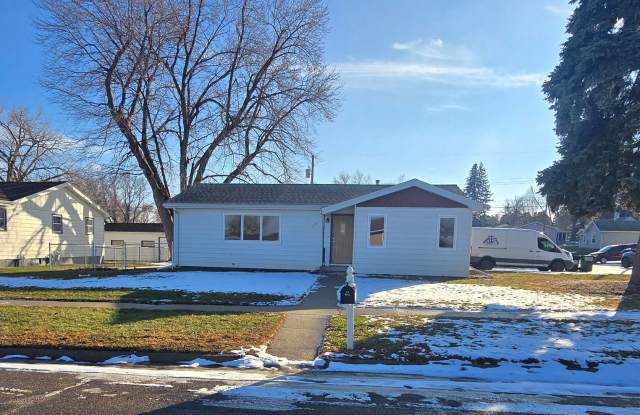 4 Bedroom | 2 Bathroom | 1 car garage | Fully Fenced Yard | Great Location - 1113 Grant Avenue, Norfolk, NE 68701