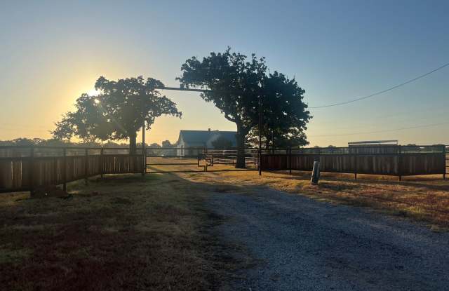4 STALLS Pipe Fence - HORSES WELCOME- DARLING FARMHOUSE Gallery 3