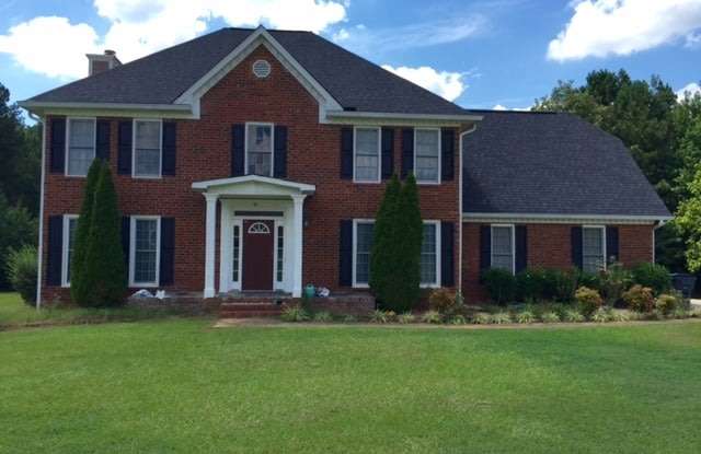 109 Hickory Rd: Spacious home with Primary Bedroom on Main Level for rent in Fayetteville! AVAILABLE SEPT. 2025! photos photos