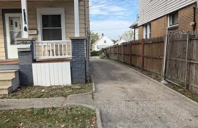 3514 Behrwald Avenue - Upstairs Gallery 2