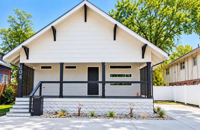 2 Bedroom 2 Bath  Modern Comfort, Private Suites, Centrally Located Near Downtown Wichita, KS. Gallery 1