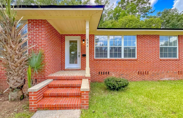 RENOVATED Midtown 2/1 w/ Wood Floors. Washer/Dryer,  Deck! Water, Sewer,  Lawn Maint Inc! Avail NOW for $1750month! photos photos