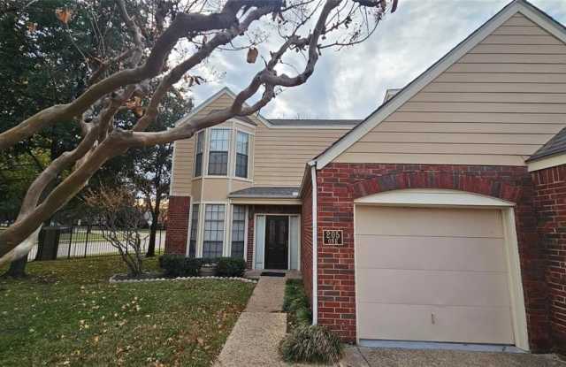 205 Cimarron Trail - 205 Cimarron Trail, Irving, TX 75063