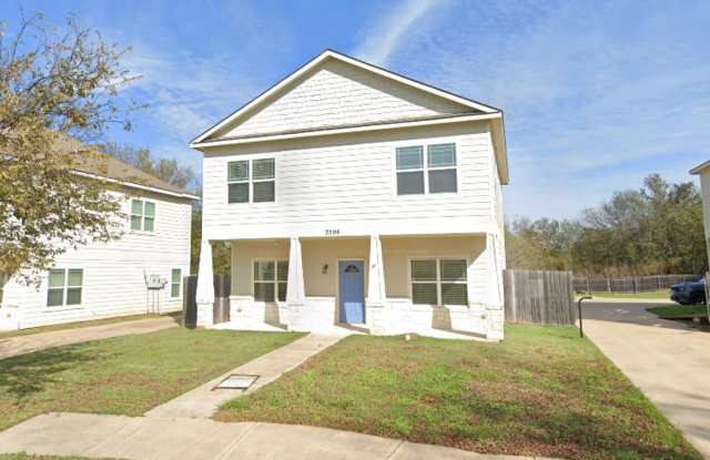 Spacious 4-Bed, 5-Bath Home with Large Backyard Minutes from Baylor Campus! photos photos