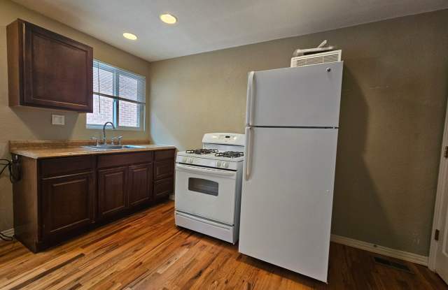 Highlands/Stadium Area Great Sized 1 Bedroom with Beautiful Hardwood Floors, Reserved Parking, Extra Storage, Fenced Yards Gallery 4
