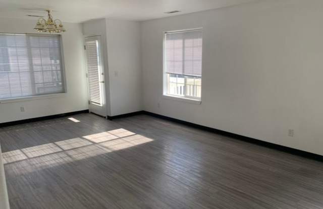 Townhouse conveniently located to MSU & downtown Gallery 3
