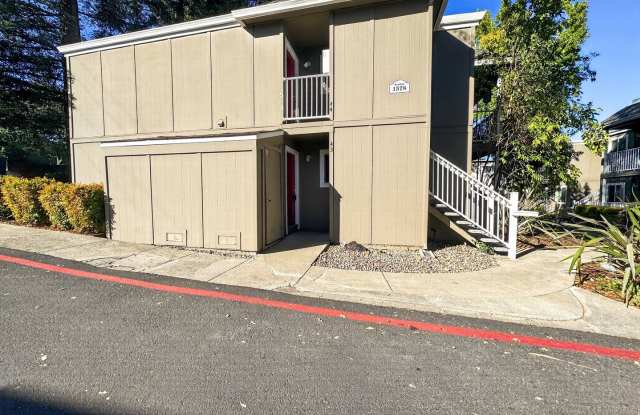 Gorgeous Lower End Unit with Inside Laundry Available Now! Gallery 1
