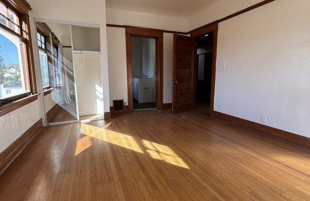 2618 Kenwood Ave photos photos