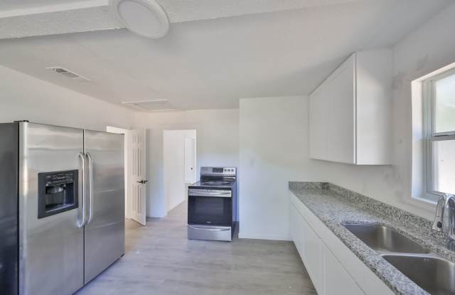 Remodeled 2 Bed 1 Bath Home Rental Gallery 4