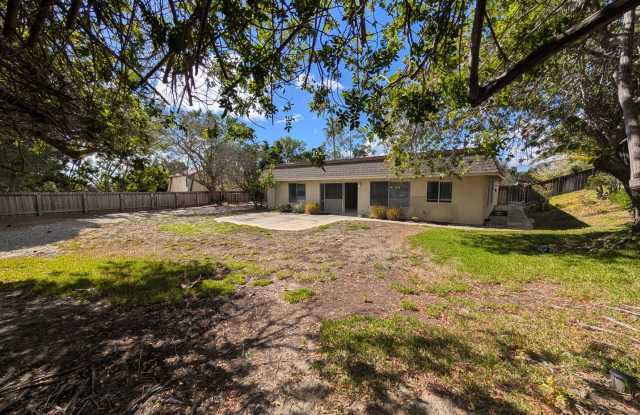 Single Level Desirable 4 Bedroom Home in Hennie Hills! Gallery 1