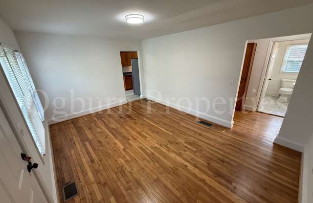 2900 S. Main St-3BR/1BA-Home Gallery 4