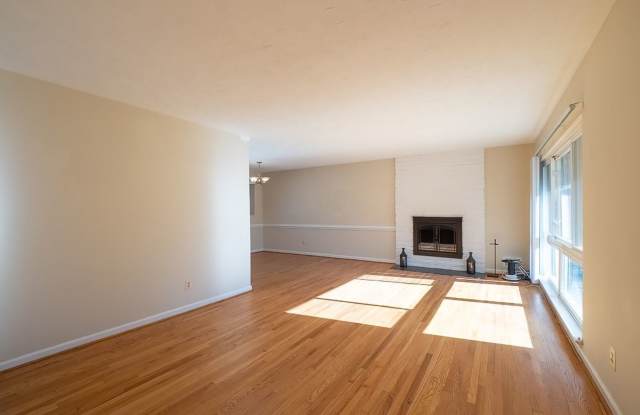 5007 Danbury Ct Gallery 2