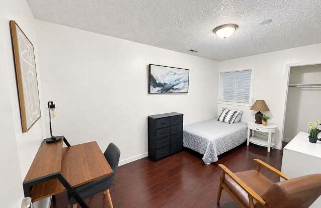 Great budget guy room downtown - affordable Gallery 4