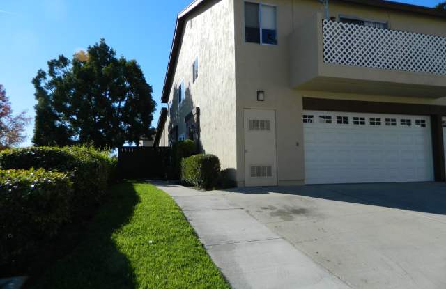 Townhouse w/ Garage  Private Patio, Walking distance to shopping, near highly rated schools - 9846 Caminito Bolsa, San Diego, CA 92129