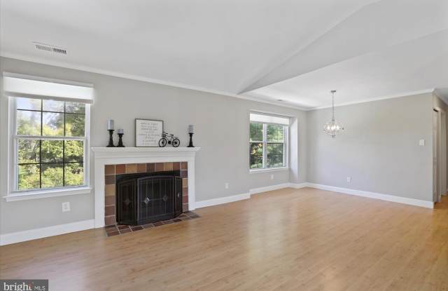 618 ROSE HOLLOW DRIVE Gallery 2