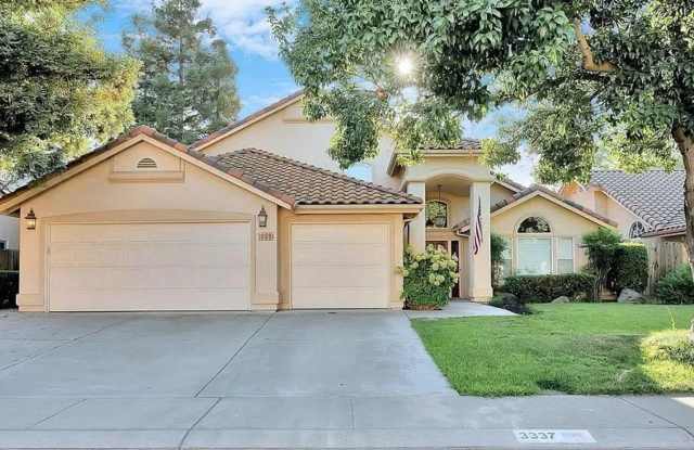 4 Bedroom 2.5 bathroom 2 Story Home Naraghi Lake Modesto area 3 Car Garage - 3337 Lakens Harbor, Modesto, CA 95355